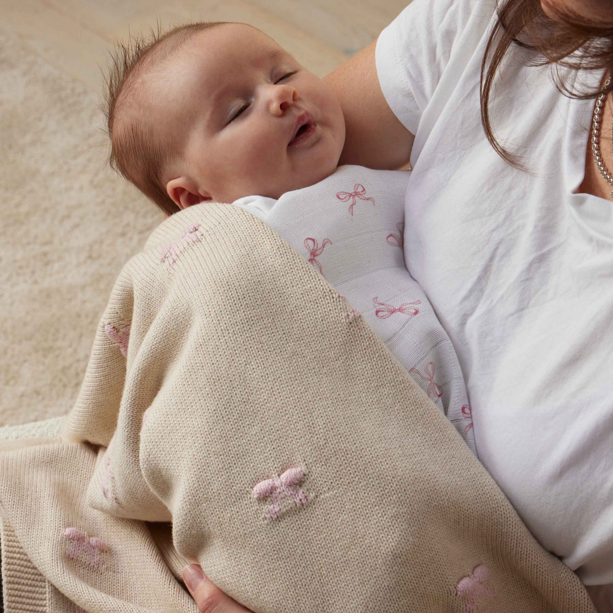 Jiggle & Giggle Bow Knitted Baby Blanket – photo 3